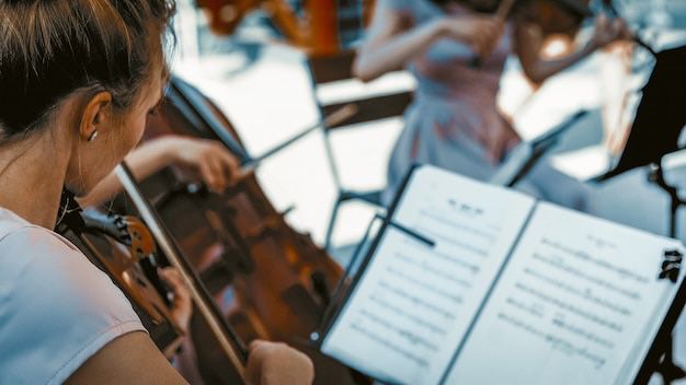 La música clásica, ofrece una serie de beneficios para la salud mental y emocional. Fuente: Freepik.