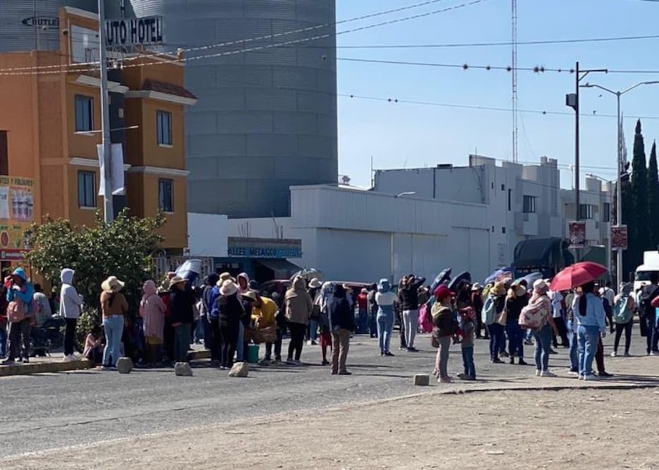 Habitantes de Tlacotepec bloquean la carretera federal Puebla-Tehuacán / Foto Redes Sociales Franco Arteaga