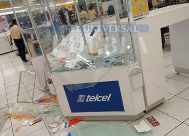 Delincuentes rompen vitrinas y roban celulares en la sucursal Coppel de Chapulco, al sur de la ciudad de Puebla