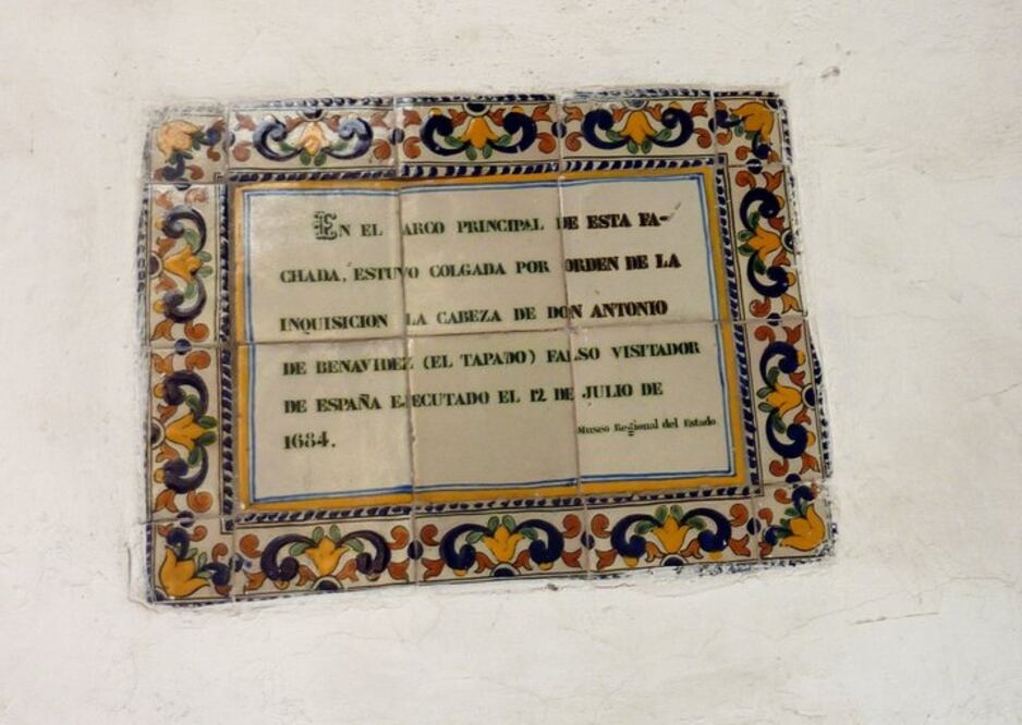 Este letrero da cuenta de una víctima de la Santa Inquisición en Puebla | Foto: Facebook Puebla Antigua