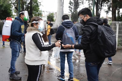 Baja afluencia de alumnos en el primer día de clases presenciales en Puebla