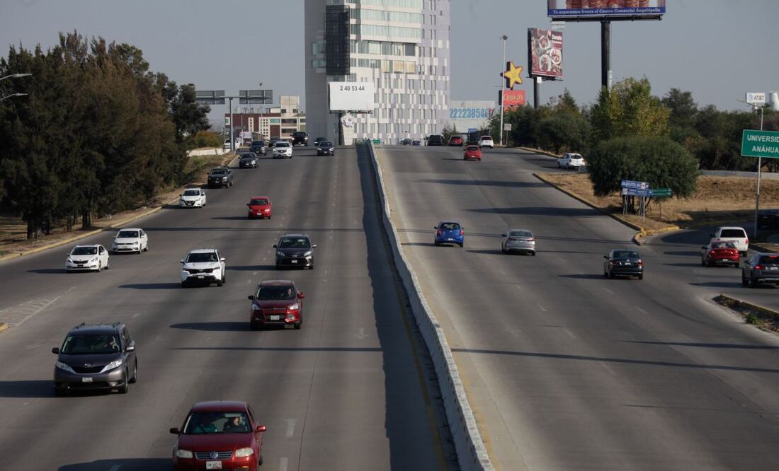 Los cadáveres de un motociclista y un peatón quedaron tendidos sobre la Vía Atlixcáyotl tras un accidente. | Foto: Agencia Es Imagen para El Universal Puebla