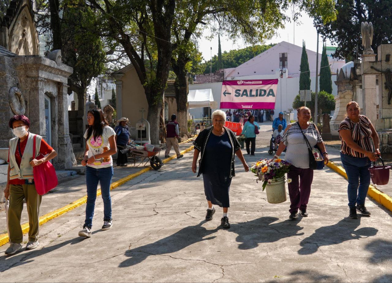 Panteón Municipal de Puebla recibe 35 mil visitantes por el Día de las Madres