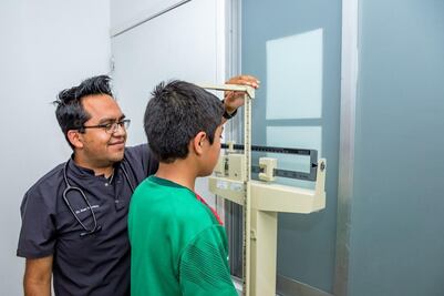 SMDIF Puebla ofrece servicios de salud a niños y adolescentes