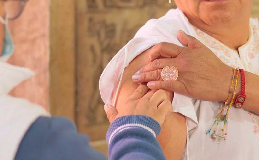 La Secretaría de Salud de Puebla exhortó a la población a vacunarse y mantener las medidas de higiene y sana distancia | Foto: Agencia Es Imagen para El Universal Puebla