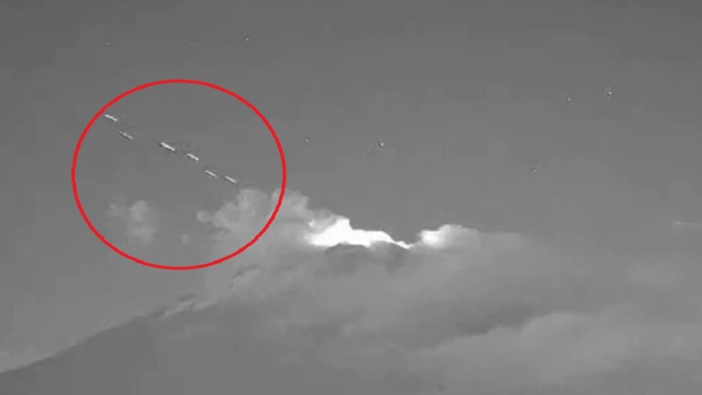 Maussan ha planteado la idea de que el volcán Popocatépetl podría servir como escondite para civilizaciones extraterrestres, respaldándose en los numerosos avistamientos registrados cerca de esta área. 
Foto: Producción El Universal Puebla