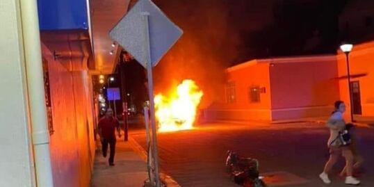 Zinacatepec: Choque entre camioneta y motocicleta deja 2 heridos graves y un vehículo en llamas