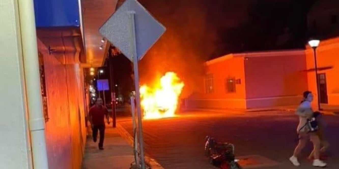 Camioneta incendiada tras choque con una motocicleta en Zinacatepec / Foto: ConectaTeh