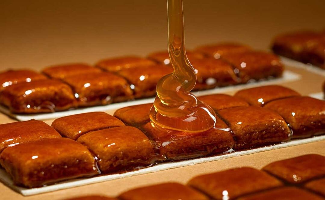 Los tradicionales muéganos que se venden en Tehuacán se bañan con miel y piloncillo | Foto: Facebook de Muéganos El Águila Real