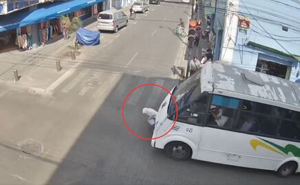 VIDEO | Abuelita es atropellada por microbús en calles de Puebla