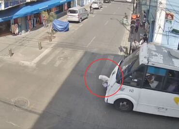 VIDEO | Abuelita es atropellada por microbús en calles de Puebla