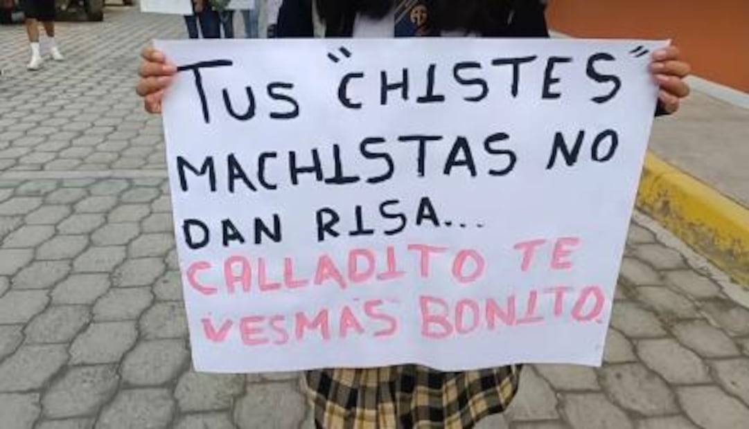 Alumnas se manifiestan en bachillerato de Atlixco contra profesor acosador