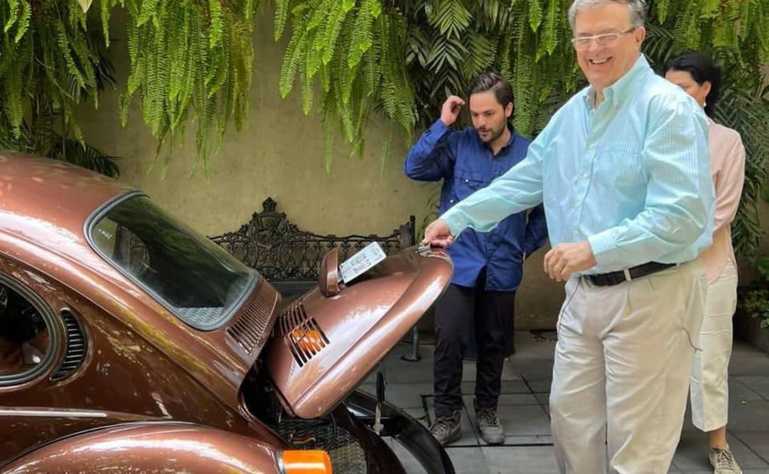 Marcelo Ebrard llegó a su primer evento para buscar la candidatura presidencial conduciendo su vocho eléctrico | Foto: Facebook Marcelo Ebrard