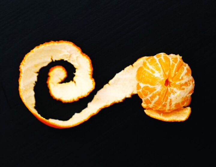 Elimina malos olores en casa de forma natural con cáscaras de naranja. Fuente: Freepik.