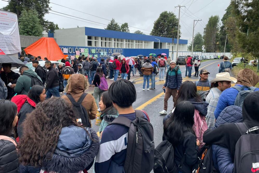 Manifestantes del ITAT bloquearon la carretera federal Tlaxcala-Texmelucan Foto: La Ruta de Tlaxcala