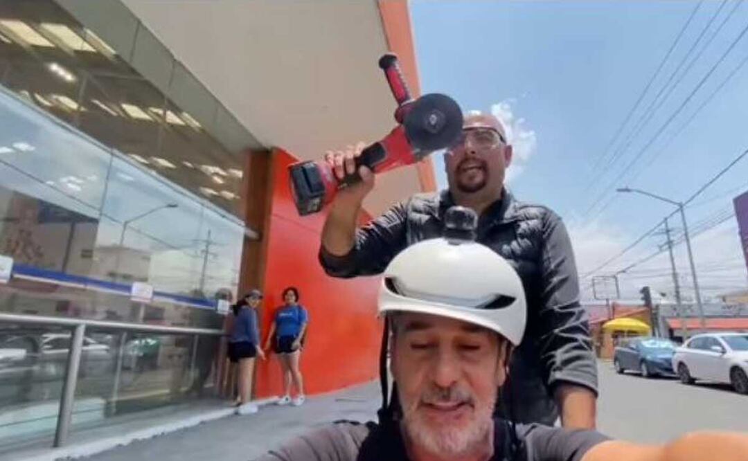 Los Supercívicos tuvieron que cortar un tubo que impedía el acceso de las personas con discapacidad a Chedraui | foto: TikTok Los Supercívicos