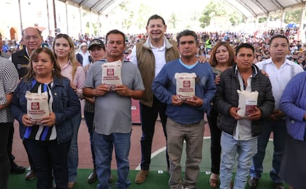 Ixtacamaxtitlán recibe apoyos estatales sin precedentes en maquinaria, fertilizantes y reforestación