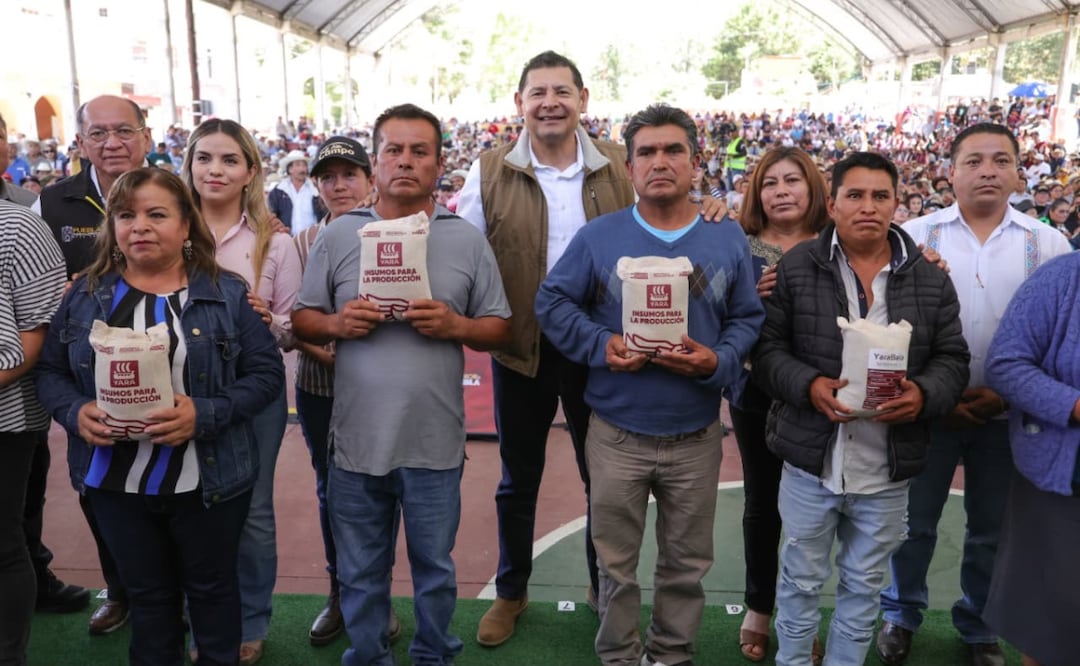 Con el Programa de Obra Comunitaria son atendidas redes de agua potable, escuelas, clínicas y campos deportivos | Foto: Gobierno de Puebla.