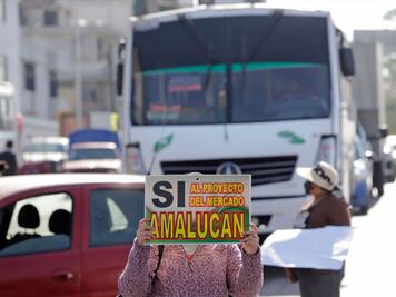 Dialogan autoridades con locatarios por remodelación del mercado Amalucan