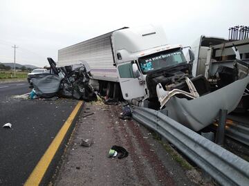 Mueren dos personas y una resulta grave por impacto con tráiler en la Puebla-Orizaba