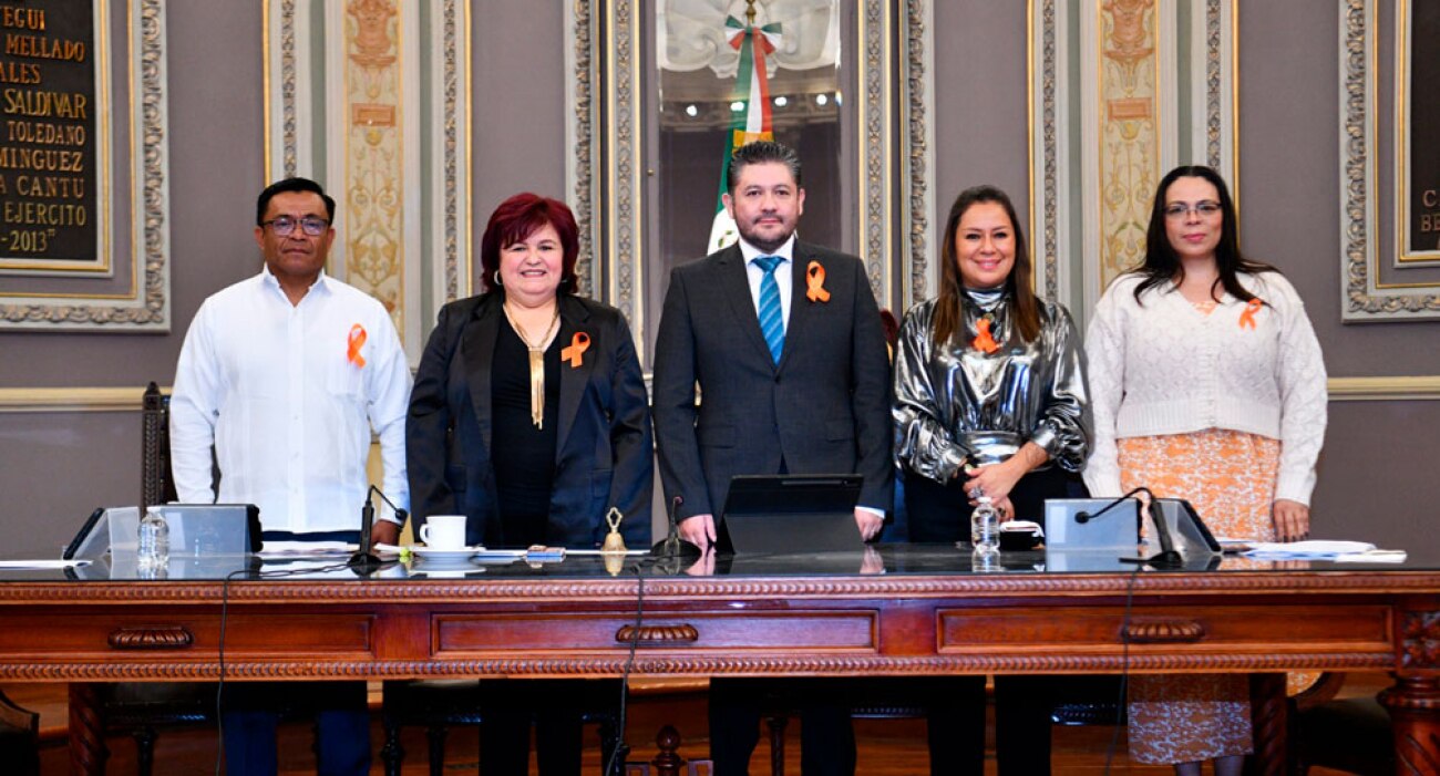 Para prevenir el Virus del Papiloma Humano (VPH), el gobierno actual encabezado por Sergio Salomón, a través de la Secretaría de Salud, ha lanzado una campaña de vacunación dirigida a niñas de quinto año de primaria, adolescentes de 12 a 16 años que no hayan recibido la vacuna previamente, y a personas cisgénero y transgénero que vivan con VIH.

Foto: Producción El Universal Puebla