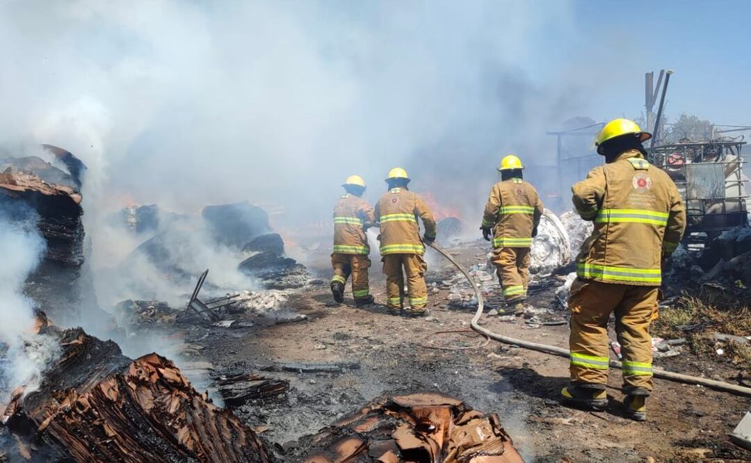 Bomberos y Protección Civil de San Pedro Cholula acudieron a atender el incendio en un depósito de reciclaje | Foto: Twitter  Protección Civil de San Pedro Cholula