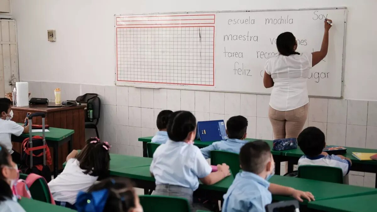 Este cambio tiene como principal objetivo proteger el bienestar de la comunidad educativa, evitando que las bajas temperaturas expongan a los estudiantes a riesgos de contraer enfermedades respiratorias. 

Foto: Producción El Universal Puebla
