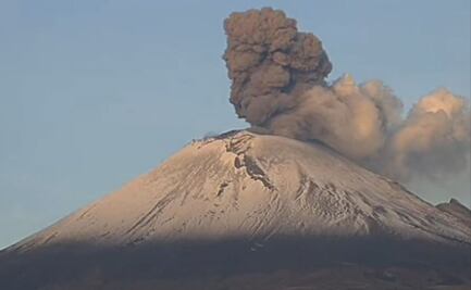 VIDEO. Volcán Popocatépetl amanece activo; emite impresionante fumarola