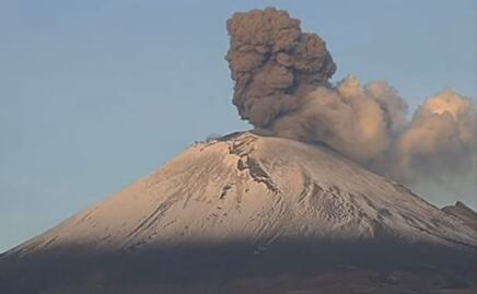 VIDEO. Volcán Popocatépetl amanece activo; emite impresionante fumarola