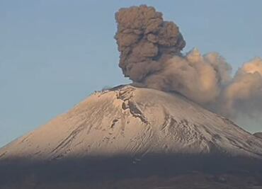 VIDEO. Volcán Popocatépetl amanece activo; emite impresionante fumarola