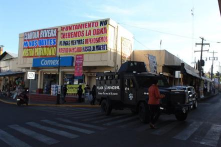 Fuerte despliegue policiaco en mercado Amalucan para iniciar  trabajos de remodelación