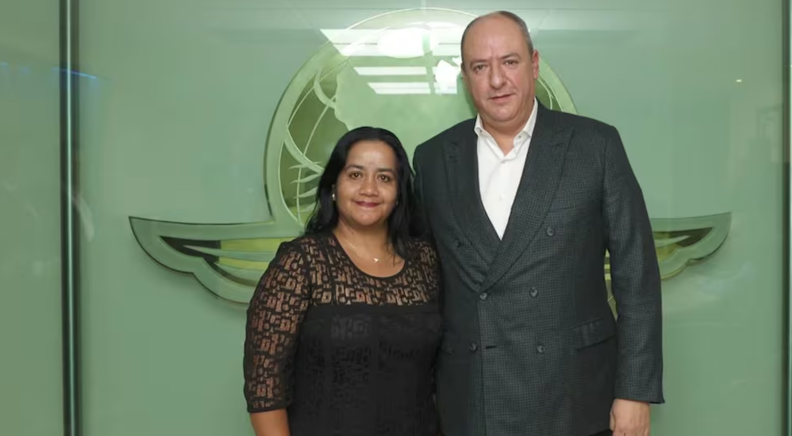 Vicepresidente y director general de EL UNIVERSAL, Juan Francisco Ealy Lanz Duret junto a Liliana Alcántara, nueva directora editorial de EL UNIVERSAL Puebla / Foto: Berenice Fregoso. EL UNIVERSAL