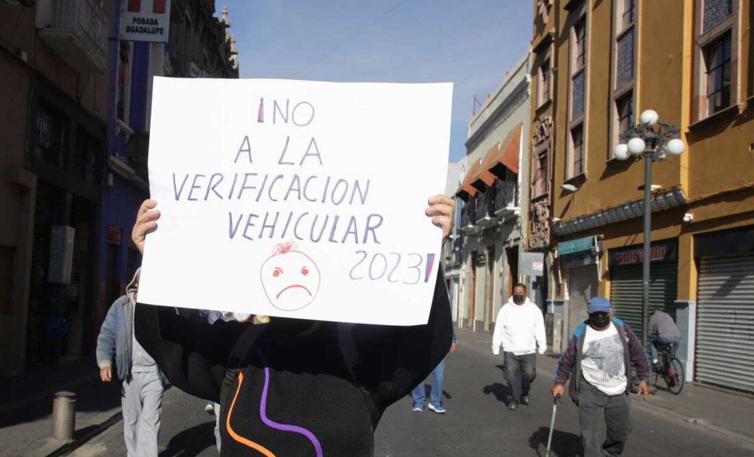 Este domingo un grupo de personas salió nuevamente a las calles contra la verificación vehicular | Foto: Agencia Es Imagen para El Universal Puebla