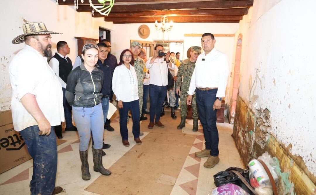 Armenta supervisa limpieza y reconstrucción de viviendas afectadas en Huauchinango | Foto: Gobierno de Puebla.