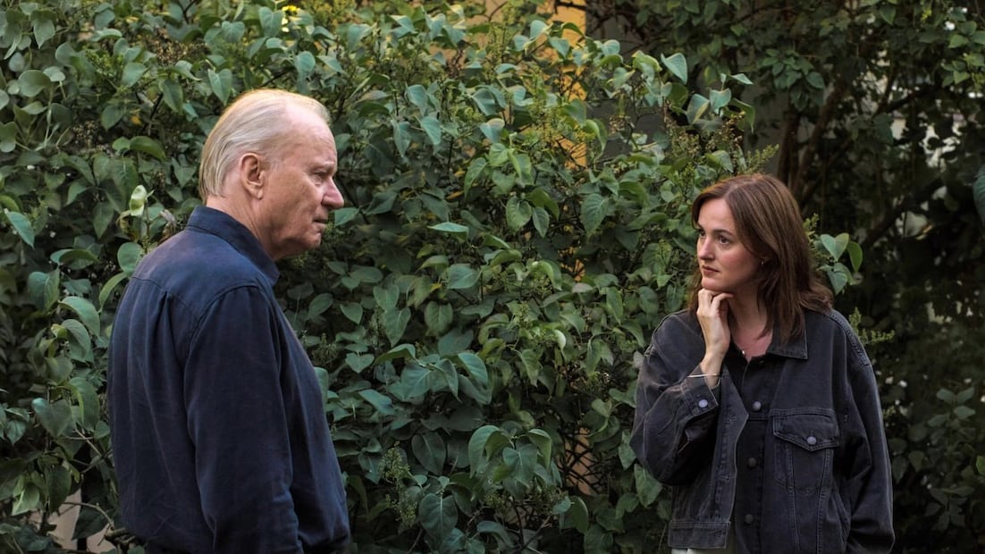 Stellan Skarsgård y Renate Reinsve interpretan una fantástica dupla padre-hija, donde la incapacidad de comunicarse es clave para el filme | Foto: Mubi