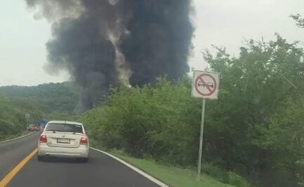 VIDEO. Pipa vuelca y explota tras choque en Tehuitzingo; hay 2 heridos