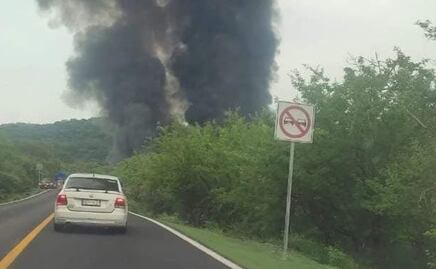 VIDEO. Pipa vuelca y explota tras choque en Tehuitzingo; hay 2 heridos