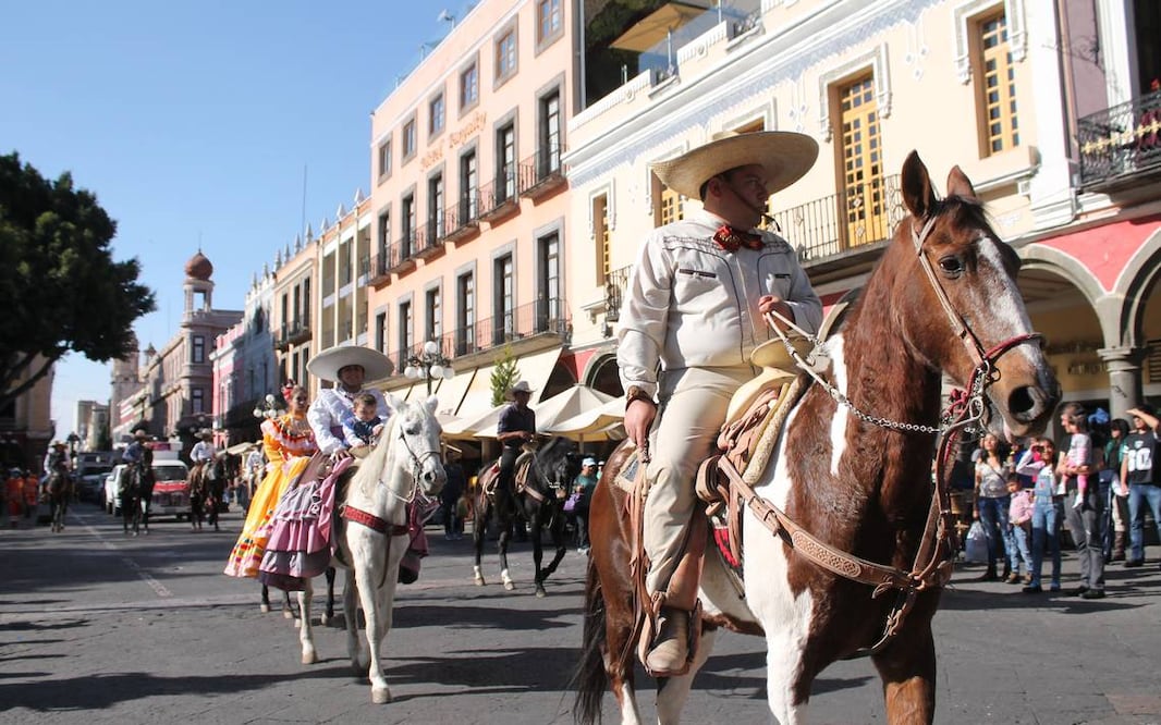Esto ha generado dudas sobre si el feriado oficial será el 18 o el 20 de noviembre, y si existe la posibilidad de tener otro fin de semana largo. 


Foto: Producción El Universal Puebla