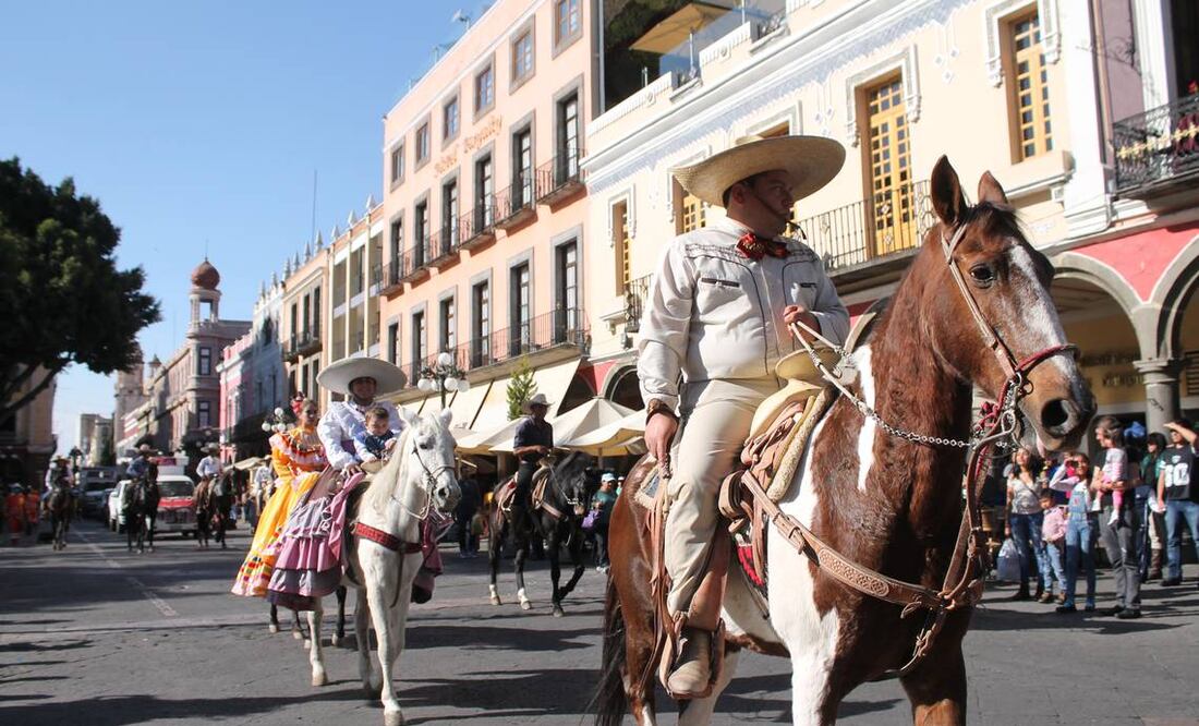 Esto ha generado dudas sobre si el feriado oficial será el 18 o el 20 de noviembre, y si existe la posibilidad de tener otro fin de semana largo.
Foto: Producción El Universal Puebla