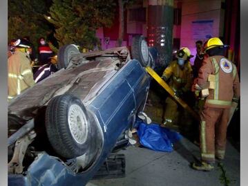 Iba caminando y muere aplastado por camioneta que volcó