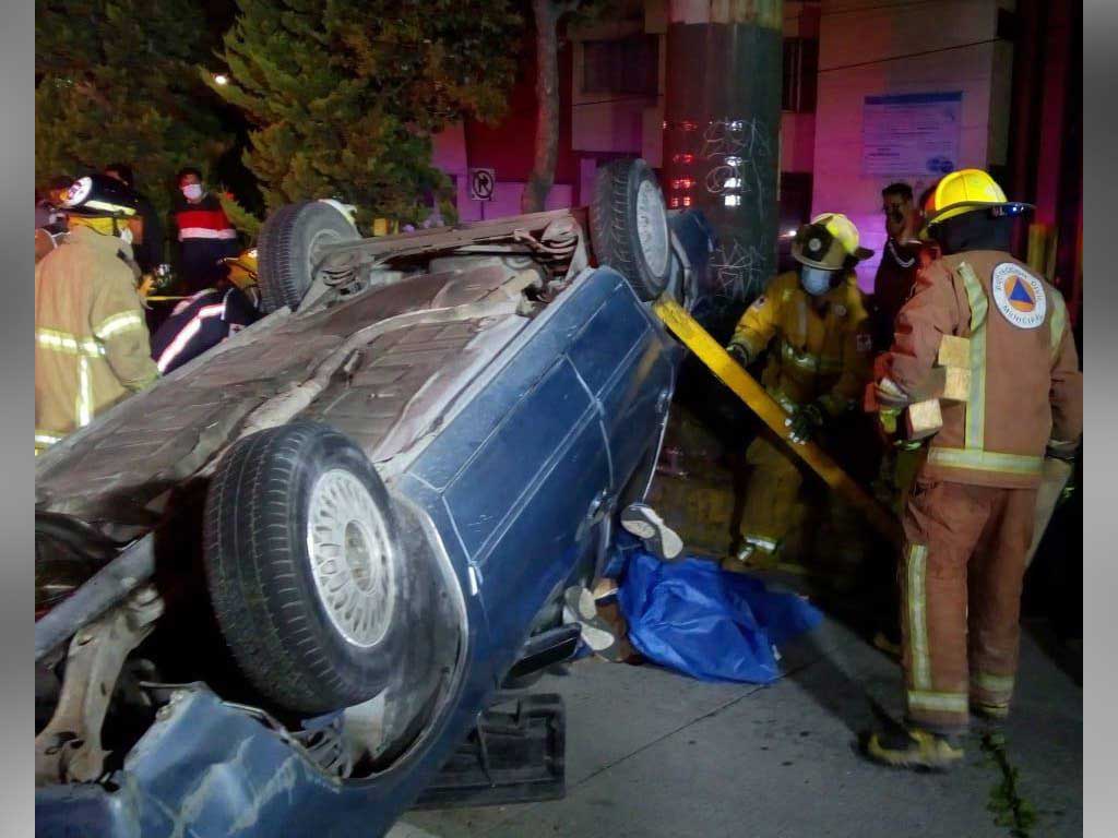 Iba caminando y muere aplastado por camioneta que volcó
