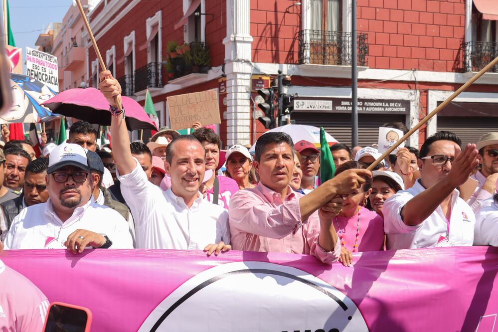 Lalo Rivera encabezó la marcha de la Marea Rosa/ Foto: EsImagen