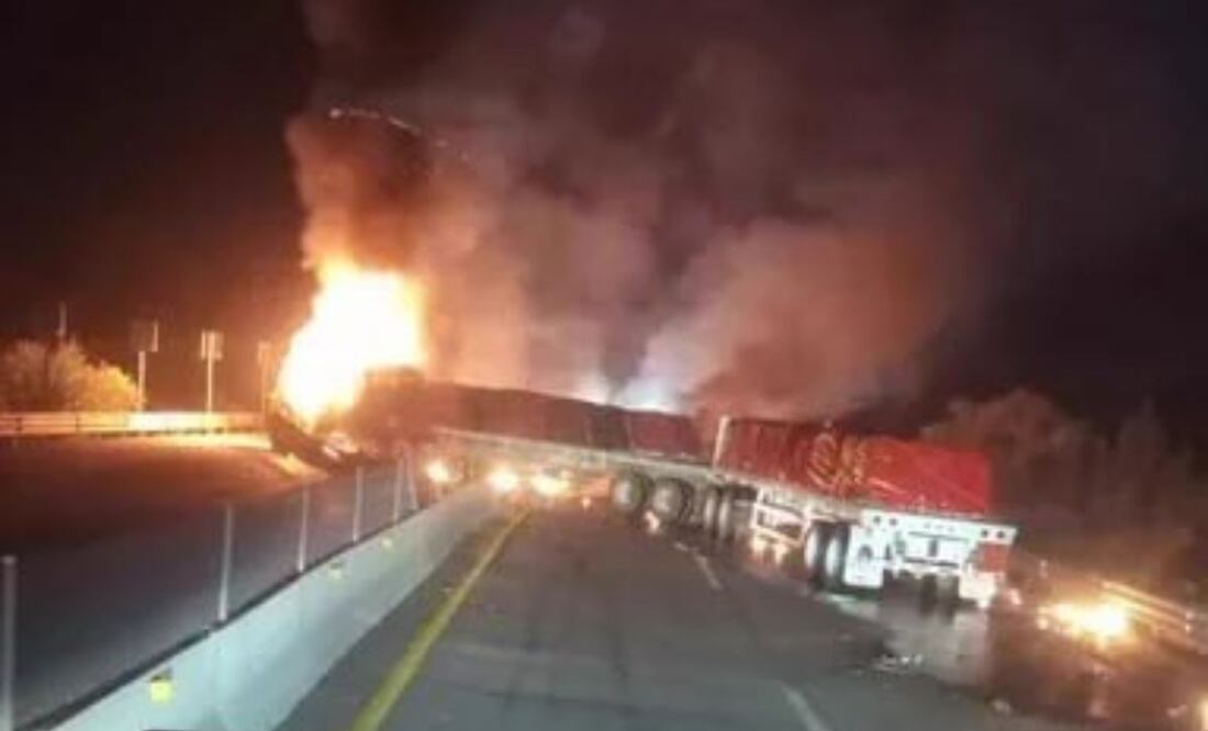 Derivado del aparatoso accidente, se registró una larga fila de vehículos en la caseta de Texmelucan | Foto: Twitter Agencia Mexiquense de Noticias