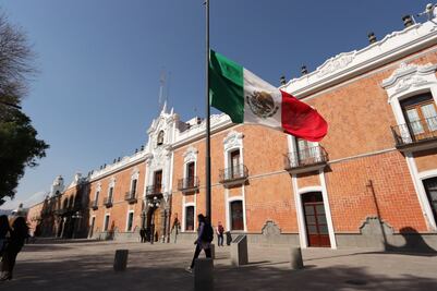 Cuándo se debe izar la bandera a media asta