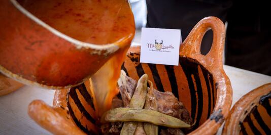 Qué otros platillos se preparan con la carne de chivo en temporada de mole de caderas