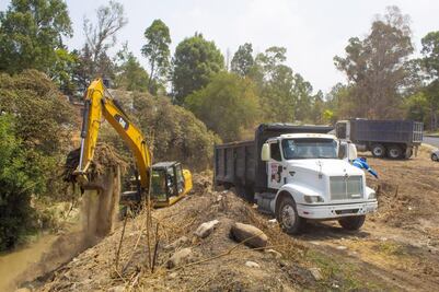 Continúa el desazolve de barrancas y vasos reguladores por lluvias