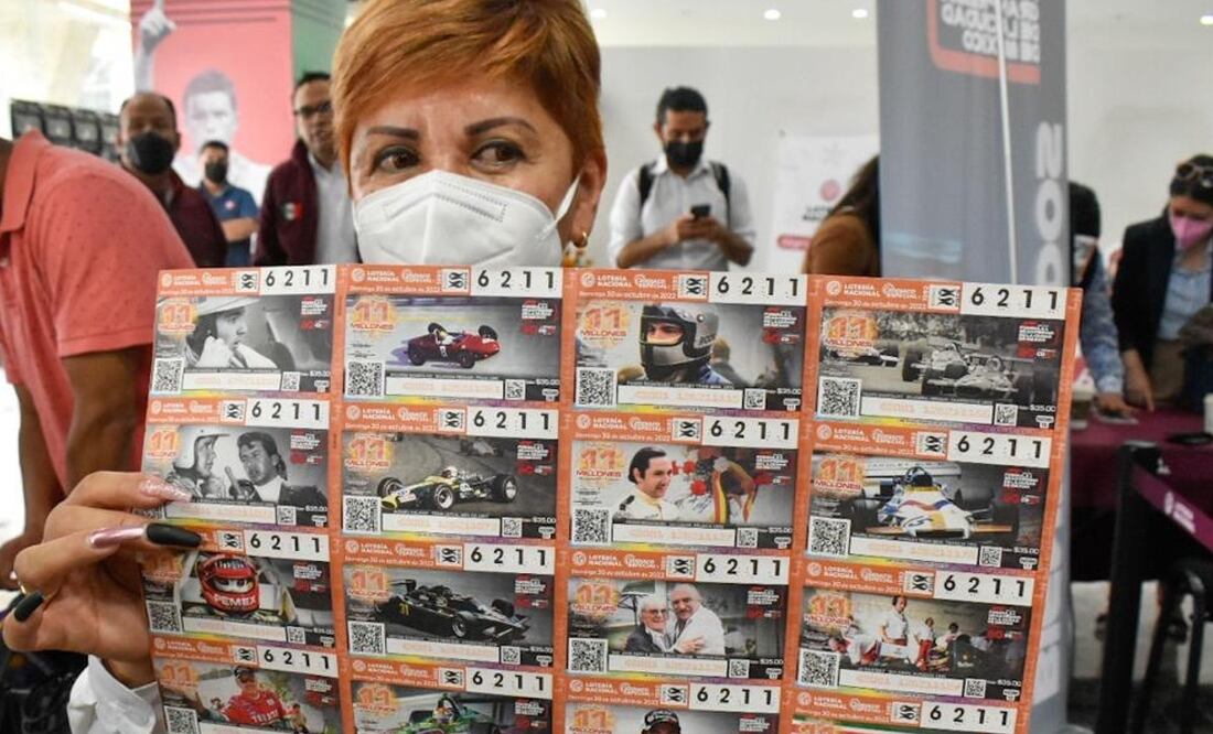 En Año Nuevo muchas personas acostumbran comprar billetes de lotería | FOTO: Agencia Es Imagen para El Universal Puebla