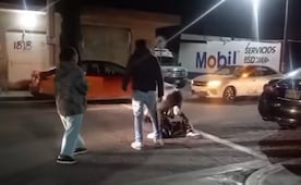 VIDEO Menores se pelean en plena calle tras salir de fiesta en Tehuacán