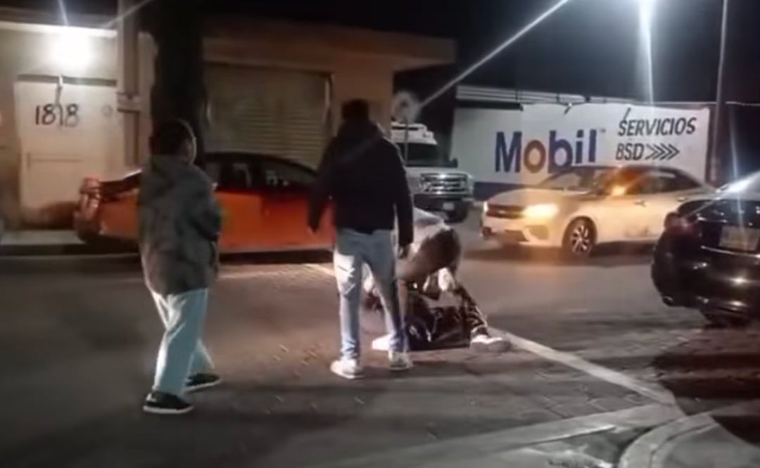 Captan en video a varios jóvenes enfrentándose a golpes en una calle de Tehuacán | Foto: Captura de video