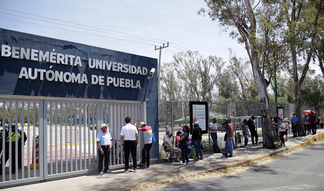 ¡Ya hay fila en CU para las vacunas en Puebla! pero las aplican el lunes